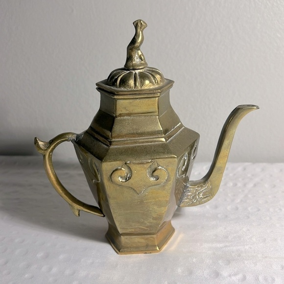 Vintage brass tea pot with hinged lid. rare to find - Picture 1 of 9